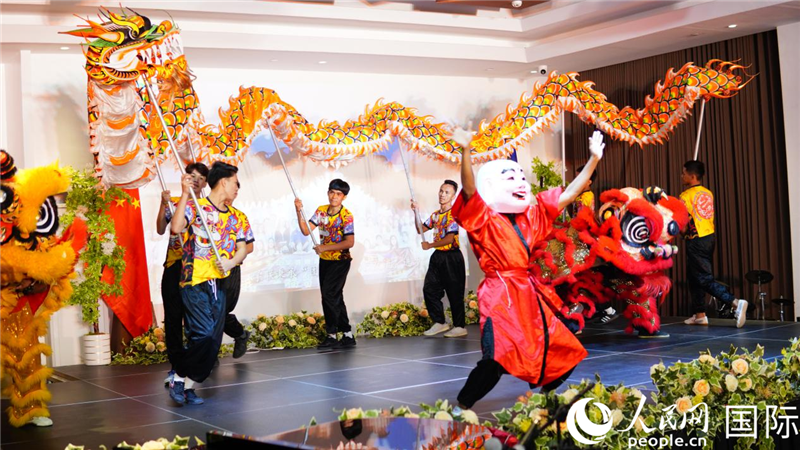 在菲留學生通過舞龍舞獅表演呈現(xiàn)中華優(yōu)秀傳統(tǒng)文化魅力。人民網(wǎng)記者樊帆 攝