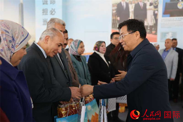 中建埃及分公司董事長常偉才為埃及師生發(fā)放新年禮包。人民網(wǎng)記者 黃培昭攝