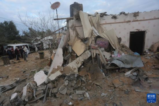 2月5日，在加沙地帶南部城市拉法，人們查看以軍空襲后的建筑廢墟。新華社發(fā)（哈立德·奧馬爾攝）