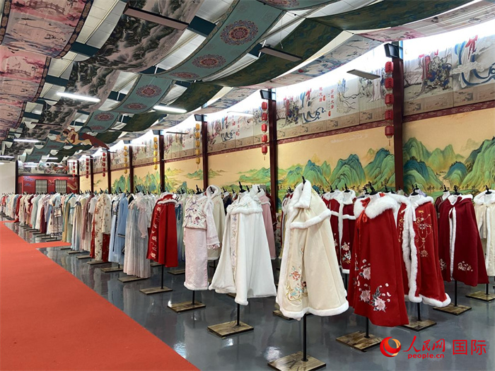 1月24日，在山東省菏澤市曹縣大集鎮(zhèn)穿越大唐漢服云倉(cāng)直播基地展廳里擺放的漢服。 人民網(wǎng) 周琳佳攝