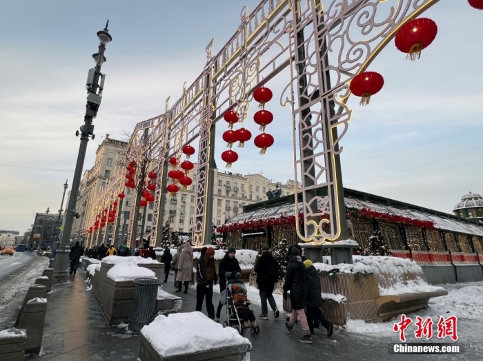 當?shù)貢r間2月9日，中國農(nóng)歷新年慶?；顒訂觾x式在莫斯科市中心的卡梅爾格爾斯基巷舉行。圖為特維爾大街裝飾的中國大紅燈籠。<a target='_blank' href='/'><p  align=