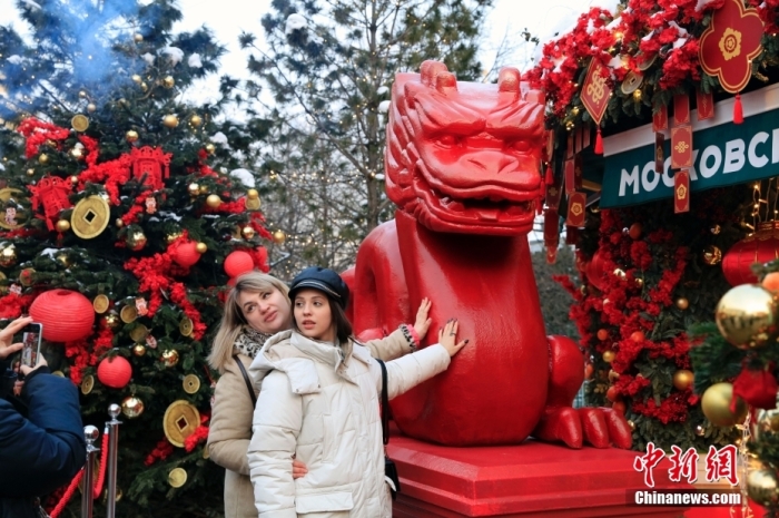 當?shù)貢r間2月9日，中國農(nóng)歷新年慶?；顒訂觾x式在莫斯科市中心的卡梅爾格爾斯基巷舉行。中國駐俄大使張漢暉，俄羅斯外交部發(fā)言人扎哈羅娃，以及俄羅斯文化部和莫斯科市政府官員出席。慶祝活動將持續(xù)至18日。圖為當?shù)孛癖娫谔鼐S爾廣場與龍雕塑合影。