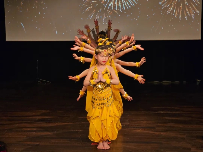 舞蹈《千手觀音》。中國(guó)駐瑞典大使館供圖。