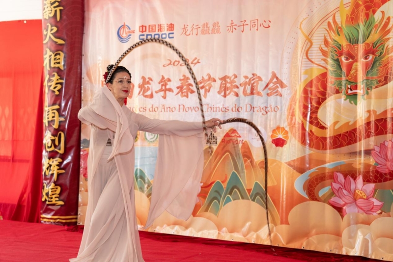 巴西藝術(shù)家表演中國(guó)舞。里約天主教大學(xué)孔子學(xué)院供圖