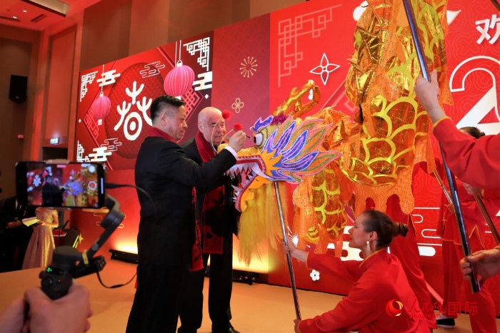 張漢暉（左）、施威特科（右）共同為彩龍點(diǎn)睛。于子恒攝