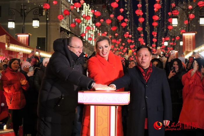 張漢暉、扎哈羅娃、科茲洛夫（從右至左）共同按下活動(dòng)啟動(dòng)按鈕。于子恒攝