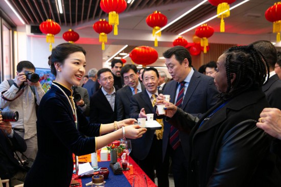 2月2日，人們在位于意大利羅馬的聯(lián)合國糧農(nóng)組織總部體驗中國茶藝。新華社記者李京攝