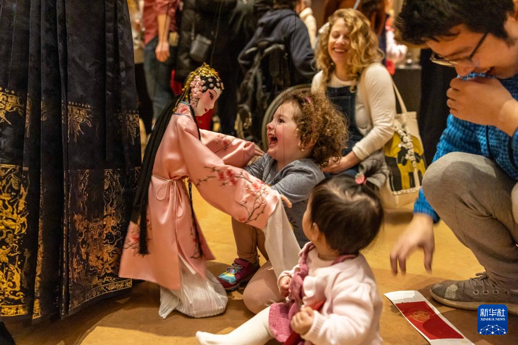 2月11日，孩子們在美國費城藝術博物館舉行的龍年迎新春活動上體驗木偶戲。新華社發(fā)（周煥新攝）