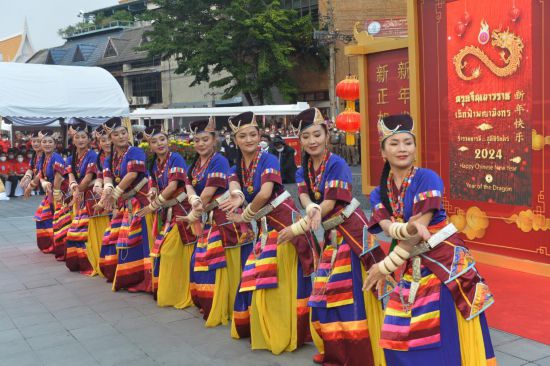 2月10日，演員在泰國(guó)曼谷唐人街舉行的“歡樂春節(jié)”活動(dòng)上跳舞。當(dāng)日，泰國(guó)“歡樂春節(jié)”文化活動(dòng)在曼谷唐人街舉辦。（新華社發(fā)，拉亨攝）