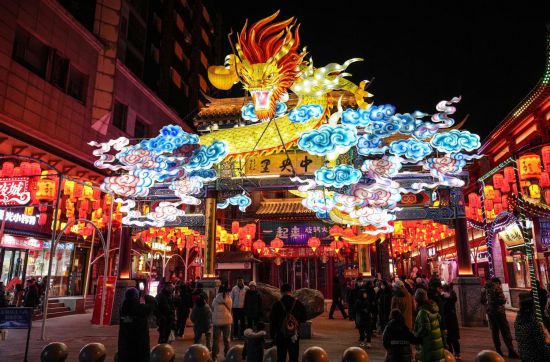 2月11日，游客在沈陽(yáng)中街游覽。春節(jié)期間，各地?zé)艋痂?、火樹銀花，呈現(xiàn)出一幕幕流光溢彩的視覺盛宴。（新華社記者潘昱龍攝）
