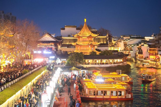 2月14日，游客在南京夫子廟景區(qū)賞燈游玩。（新華社發(fā)，蘇陽(yáng)攝）