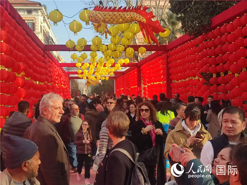 游園會入口處張燈結(jié)彩，人流如織。人民網(wǎng)記者鄭彬攝
