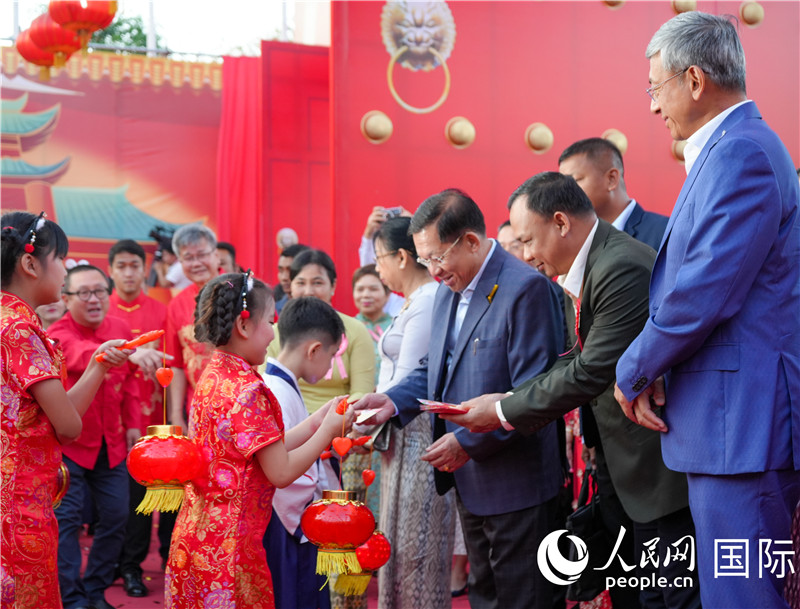 在活動現(xiàn)場，敏昂萊主席夫婦根據(jù)當(dāng)?shù)貍鹘y(tǒng)向兒童送祝福1-人民網(wǎng)記者謝佳君攝