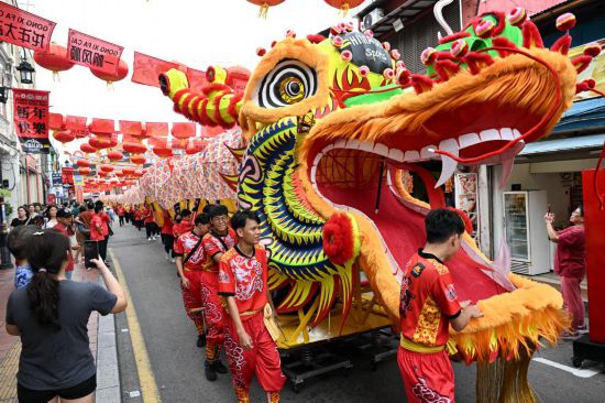 2月1日，由馬來西亞和中國的100多名青少年組成的舞龍隊(duì)在馬來西亞馬六甲市雞場(chǎng)街上共舞一條近200米的“長龍”。這是活動(dòng)現(xiàn)場(chǎng)的“長龍”。新華社記者程一恒攝
