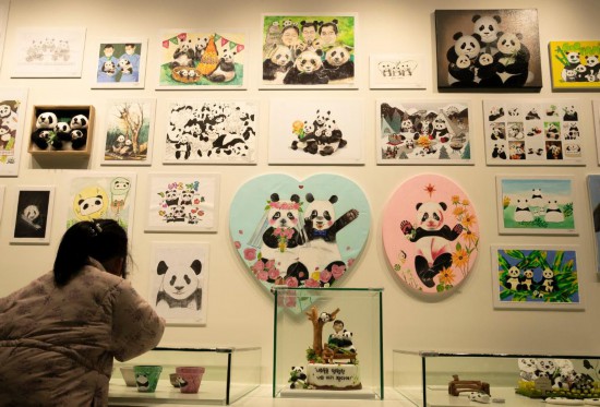 2月20日，一位小朋友在看“福寶”家族的創(chuàng)意作品。新華社記者姚琪琳攝