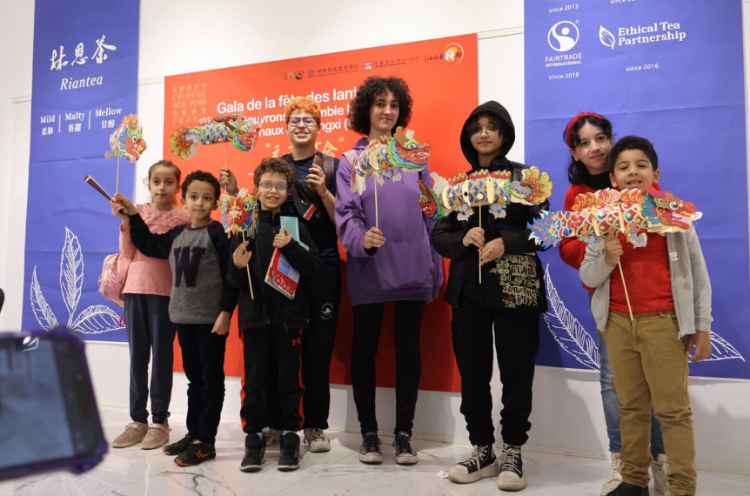 孩子們拿著元宵彩燈合影。拉巴特中國文化中心供圖