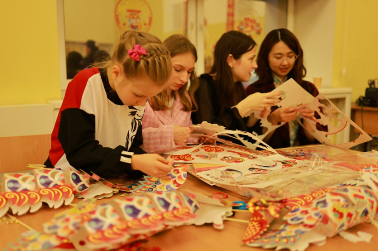 俄羅斯小朋友體驗(yàn)中國(guó)傳統(tǒng)手工藝。俄羅斯國(guó)立人文大學(xué)孔子學(xué)院供圖