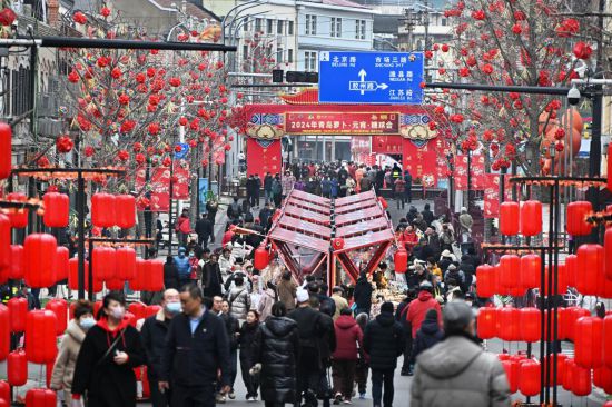 2024年2月18日，游客在2024年青島蘿卜·元宵·糖球會上消費(fèi)、游玩。新華社記者李紫恒攝