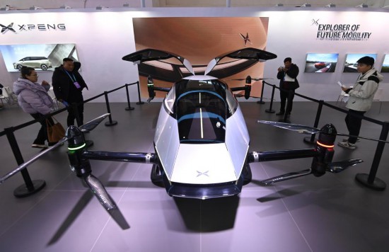 2023年12月1日，在鏈博會智能汽車鏈展區(qū)小鵬汽車展臺，參觀者觀看一臺智能飛行器。新華社記者蔡湘鑫攝