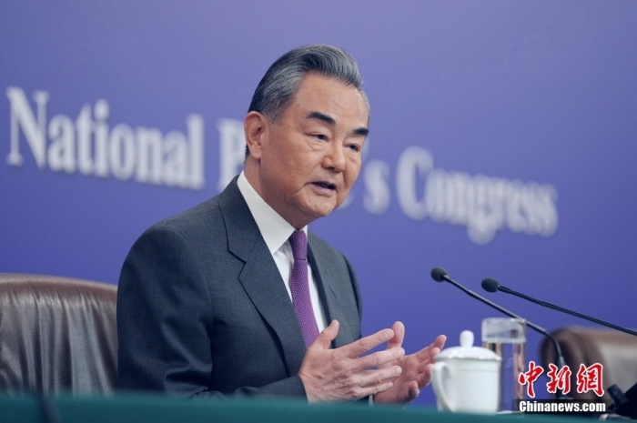 3月7日，十四屆全國(guó)人大二次會(huì)議在北京舉行記者會(huì)，中共中央政治局委員、外交部長(zhǎng)王毅就中國(guó)外交政策和對(duì)外關(guān)系相關(guān)問題回答中外記者提問。<a target='_blank' href='/'><p  align=