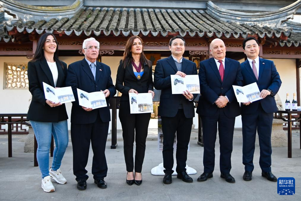 3月6日，嘉賓出席在馬耳他桑塔露琪亞市舉行的中國(guó)生肖郵票發(fā)行儀式。新華社發(fā)（喬納森·博格攝）