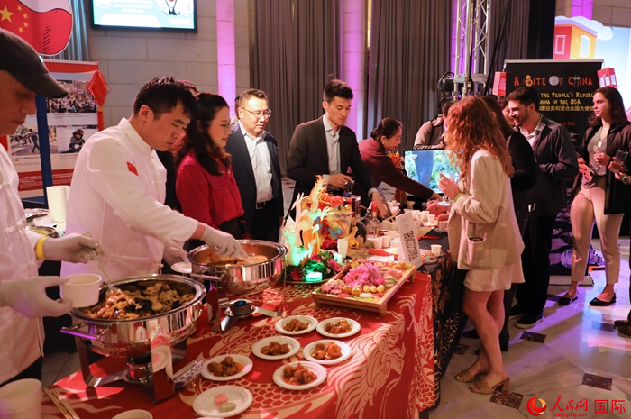 使館工作人員詳細(xì)為現(xiàn)場美食家和來賓講解菜品色香味特點(diǎn)、原料特色、烹制手法及其中蘊(yùn)含的中華美食文化。人民網(wǎng)記者 李志偉攝