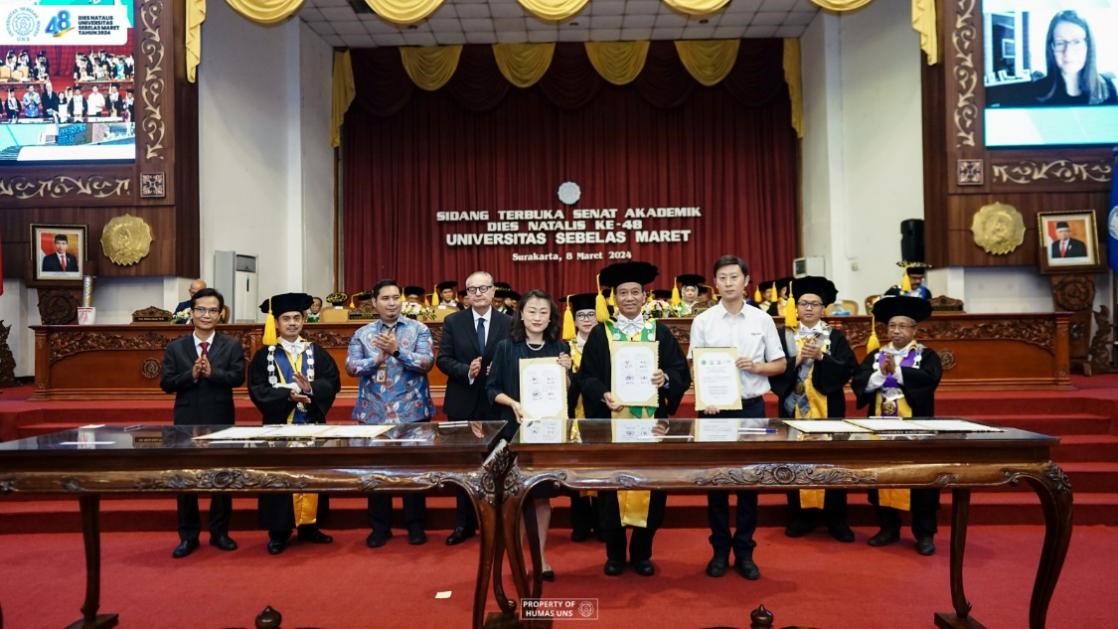西華大學、三一一大學、印尼鋰源新材料有限公司、四川鋰源新能源有限公司四方共同簽署國際合作協(xié)議。印尼三一一大學孔子學院供圖