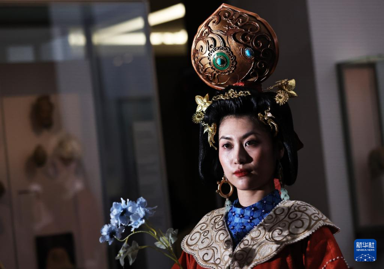 3月13日，在位于法國巴黎的吉美國立亞洲藝術(shù)博物館，模特展示敦煌復(fù)原服飾。新華社記者 高靜 攝