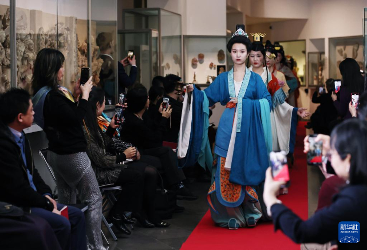 3月13日，在位于法國巴黎的吉美國立亞洲藝術(shù)博物館，模特展示敦煌復(fù)原服飾。新華社記者 高靜 攝