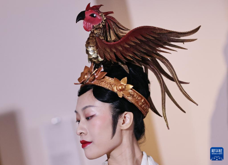 3月13日，在位于法國巴黎的吉美國立亞洲藝術(shù)博物館，模特展示敦煌復(fù)原服飾。新華社記者 高靜 攝