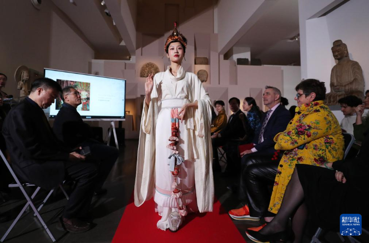 3月13日，在位于法國巴黎的吉美國立亞洲藝術(shù)博物館，模特展示敦煌復(fù)原服飾。新華社記者 高靜 攝
