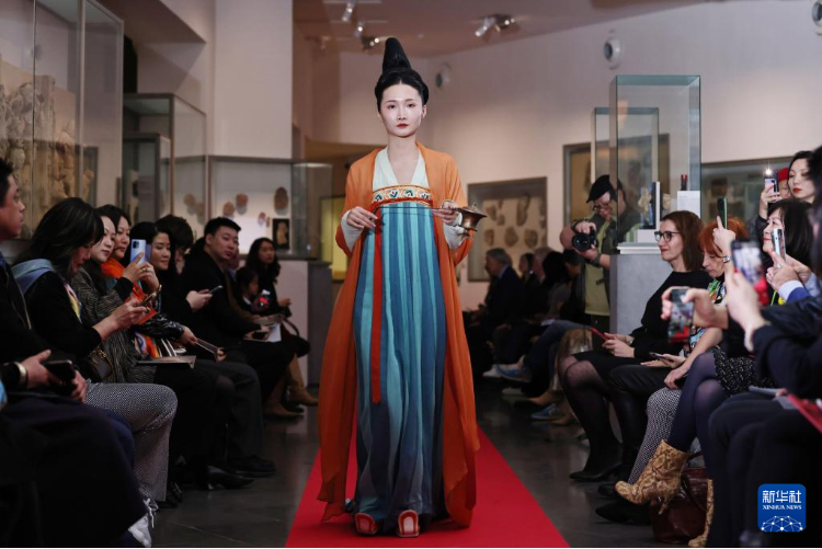 3月13日，在位于法國巴黎的吉美國立亞洲藝術(shù)博物館，模特展示敦煌復(fù)原服飾。新華社記者 高靜 攝