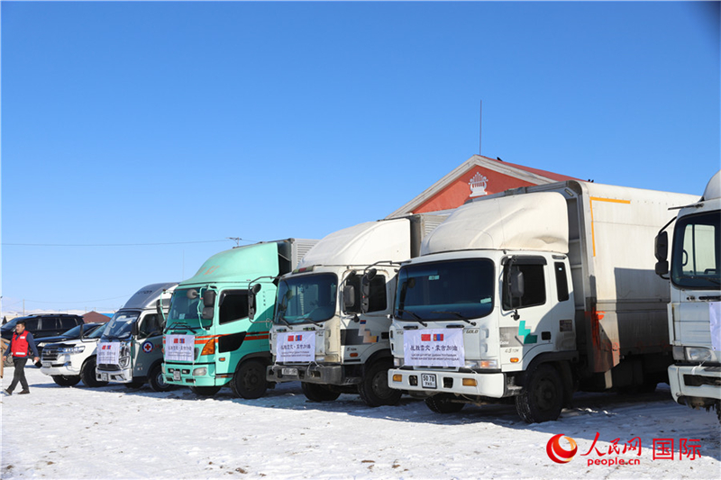 6.3月18日，滿載賑災(zāi)物資卡車在中央省額爾登縣整裝待發(fā)。人民網(wǎng)記者 霍文攝