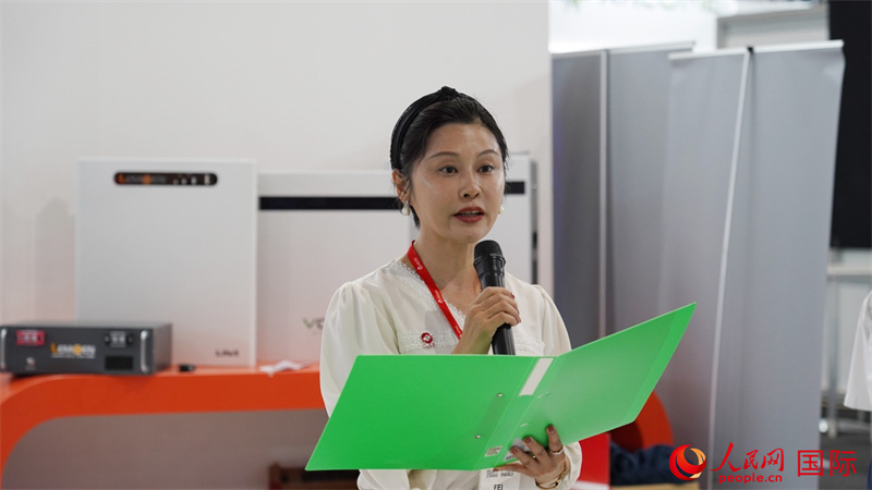 中建材海外經(jīng)濟合作有限公司總經(jīng)理姜婓致辭。人民網(wǎng) 劉暢攝