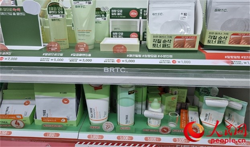 韓國零售連鎖店大創(chuàng)推出低價化妝品。人民網(wǎng) 李帆攝
