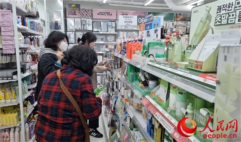 韓國民眾在認(rèn)真挑選低價化妝品。人民網(wǎng) 李帆攝