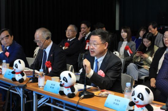 圖為四川省文化和旅游廳廳長(zhǎng)戴允康向日本友人介紹四川旅游資源。（中國駐東京旅游辦事處供圖）