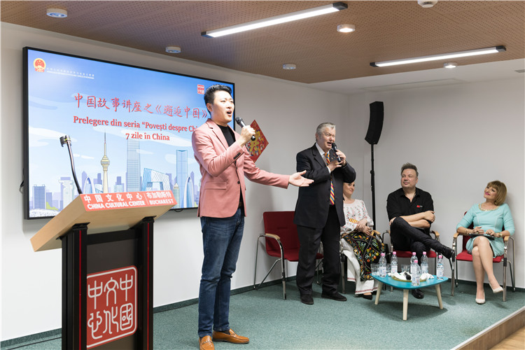 中國青年男高音歌唱家方瀧與奧爾基·圖爾達(dá)合唱羅語歌曲。布加勒斯特中國文化中心供圖。