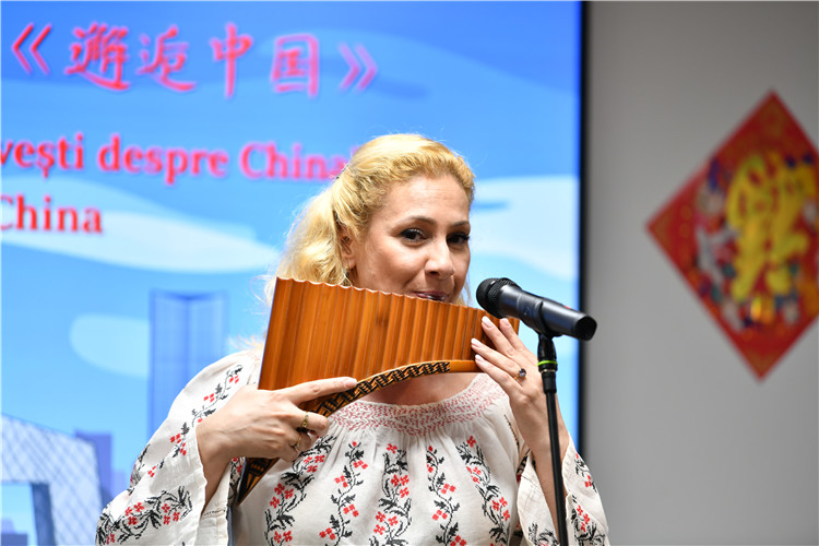 喬治亞娜·帕納演奏排簫。 布加勒斯特中國文化中心供圖。