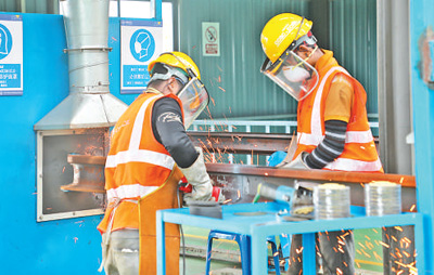 中企承建的馬東鐵項(xiàng)目創(chuàng)造就業(yè)機(jī)會(huì)超過(guò)1.8萬(wàn)個(gè)，合作的當(dāng)?shù)仄髽I(yè)超過(guò)1900家——為促進(jìn)馬來(lái)西亞?wèn)|西海岸互聯(lián)互通貢獻(xiàn)力量（共建“一帶一路”第一現(xiàn)場(chǎng)）