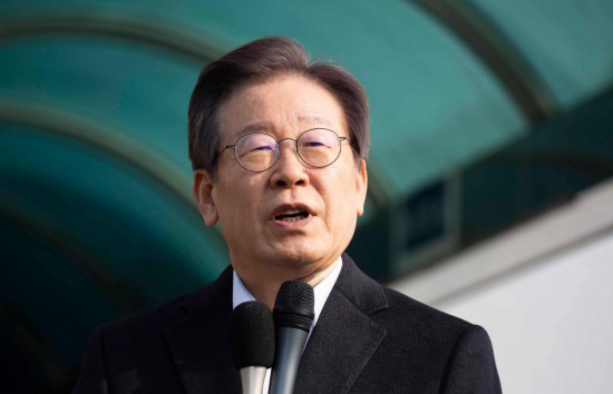 1月10日，韓國最大在野黨黨首李在明從首爾大學醫(yī)院出院時發(fā)表講話。新華社發(fā)（全休相攝）