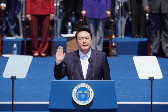 2022年5月10日，在韓國首爾，尹錫悅出席總統(tǒng)宣誓就職儀式。新華社發(fā)（李相浩攝）