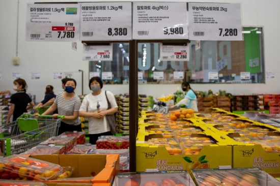 2022年7月9日，人們在韓國高陽市一家超市水果區(qū)購物。新華社記者王益亮攝