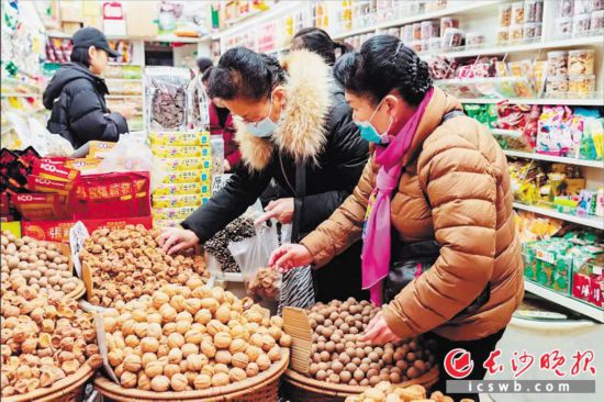 　　在長沙南門口菜市場附近的一家炒貨店內(nèi)，市民正在選購年貨?！　￠L沙晚報全媒體記者 范宏歡 攝