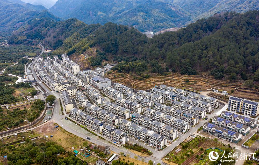 近日，航拍寧波市海曙區(qū)龍觀鄉(xiāng)李岙村屋頂光伏項(xiàng)目。人民網(wǎng) 章勇濤攝