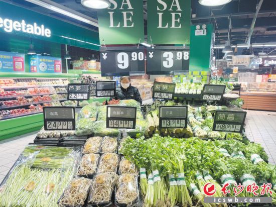 　　家樂福芙蓉廣場店，市民在選購春菜。