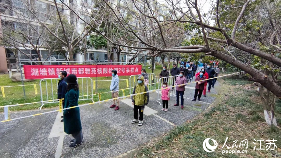 湖塘鎮(zhèn)黨員干部定點、定人、定崗、定責(zé)保障核酸檢測有序進行。 武進區(qū)委宣傳部供圖