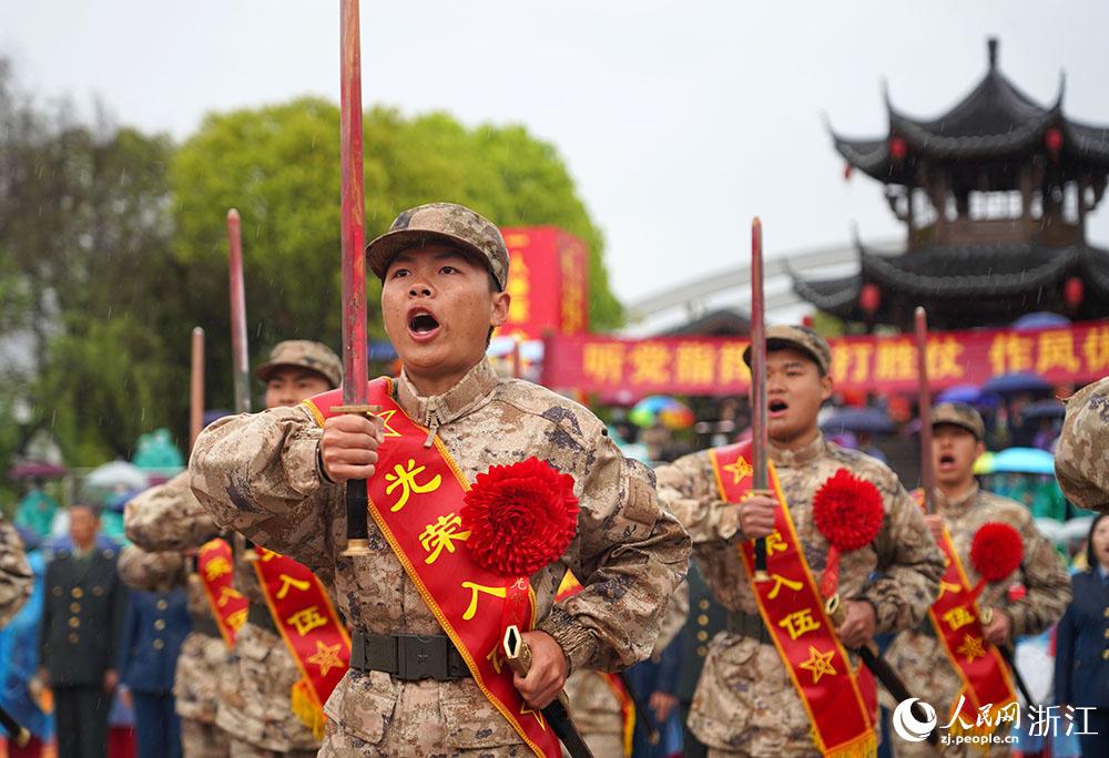 3月22日，新兵們高喊誓言、莊嚴(yán)亮劍。人民網(wǎng) 章勇濤攝