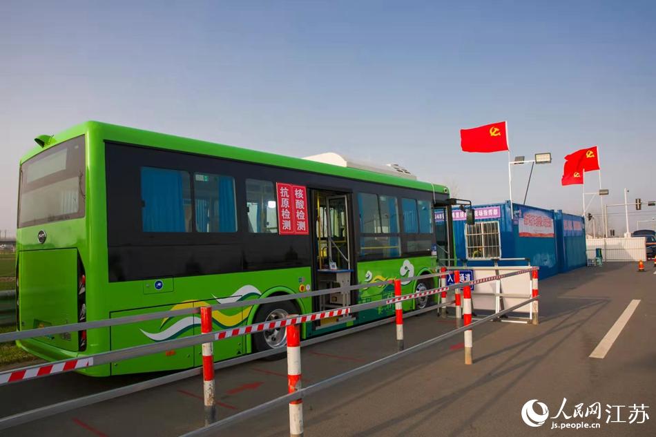 淮安市客總汽車運輸有限公司調集兩部車況最佳“核酸采樣流動車”，組建黨員“先鋒崗”。紀星名攝