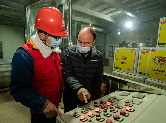 電力工作人員對(duì)用電企業(yè)進(jìn)行指導(dǎo)。受訪單位供圖